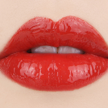 glossy lip plumping effect