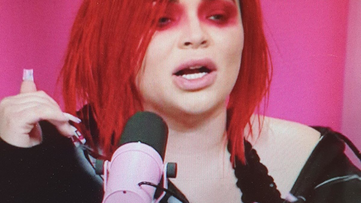 Any idea of ​​the eye shadow Trisha Paytas could have used in this look?  I am looking for this shade of red with a heavy pigment.