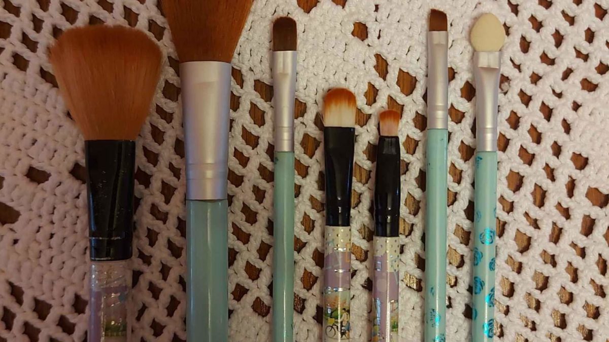 Could someone help me identify these makeup brushes?