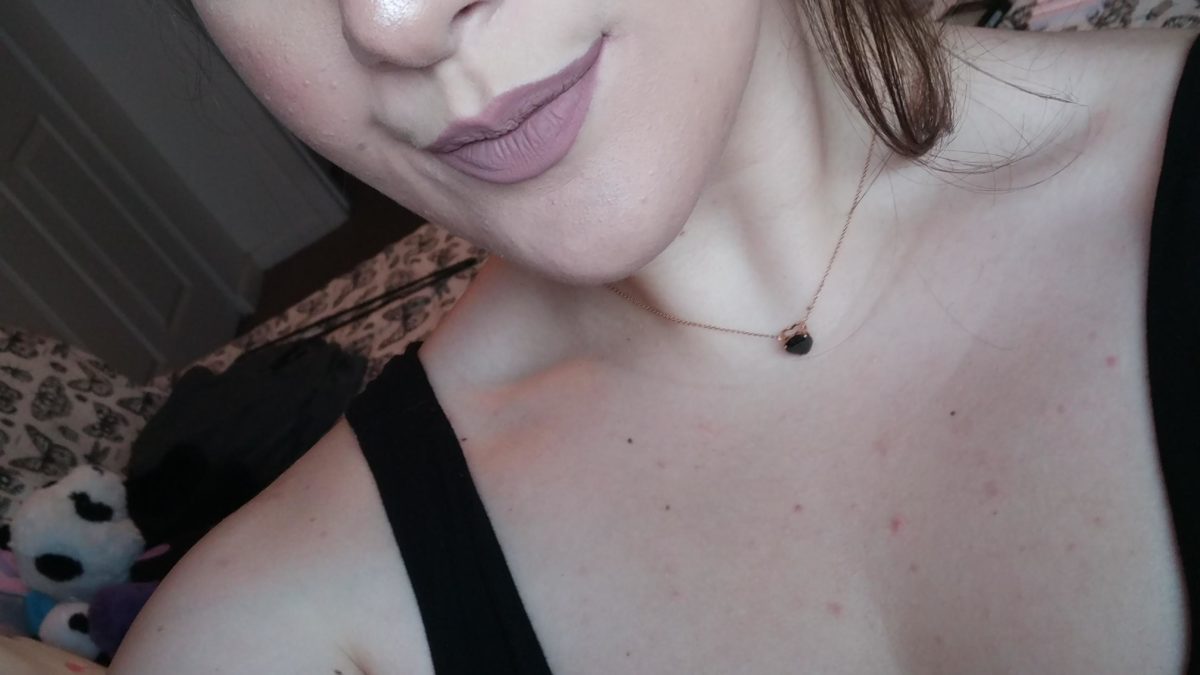 Smoky chocolate brown with scythe – no winged liner!