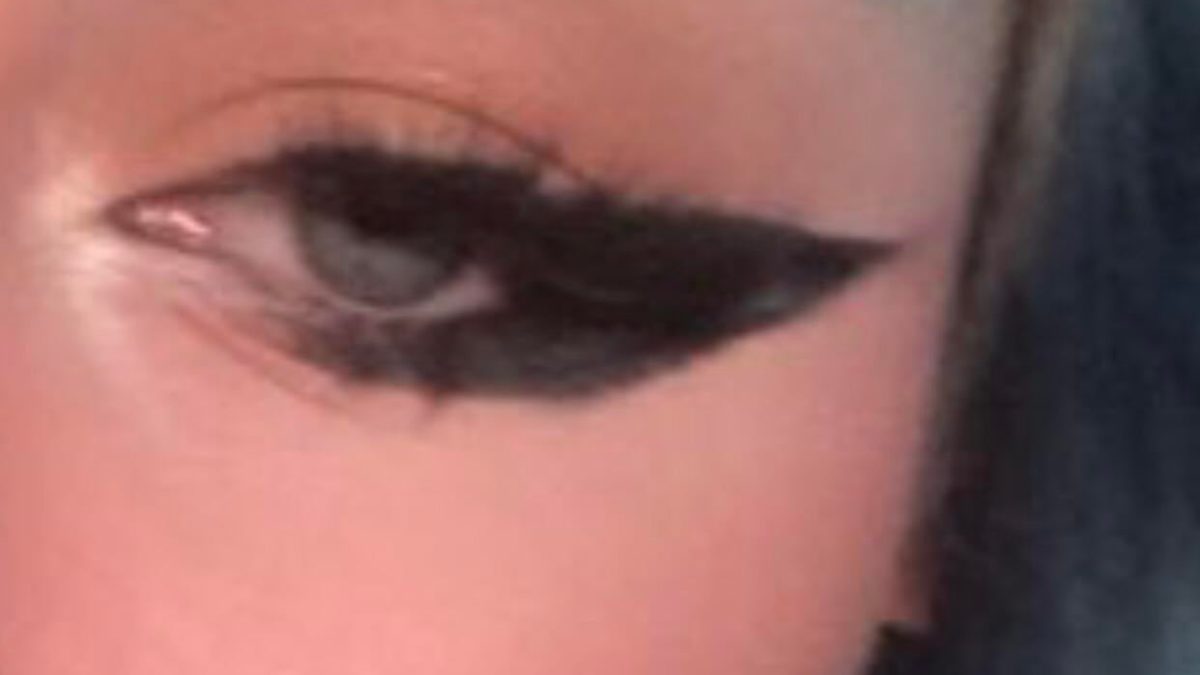 does anyone know how to do this shape of eyeliner?  I’ve been there for days and it always ends up being too big, too tall / square and looking like drag makeup.  if anyone could link me to a tutorial, diagram or have any tips, that would be much appreciated
