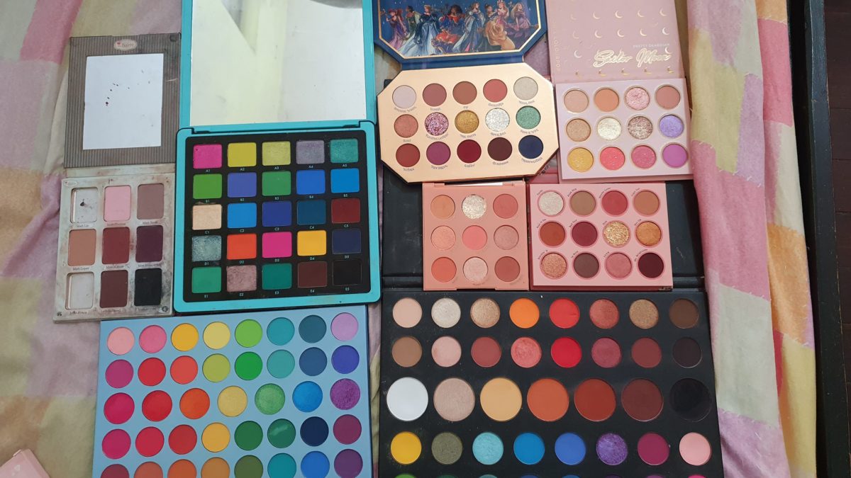My collection of palettes!  💖 I also bought 4 colourpop pallets!  😊