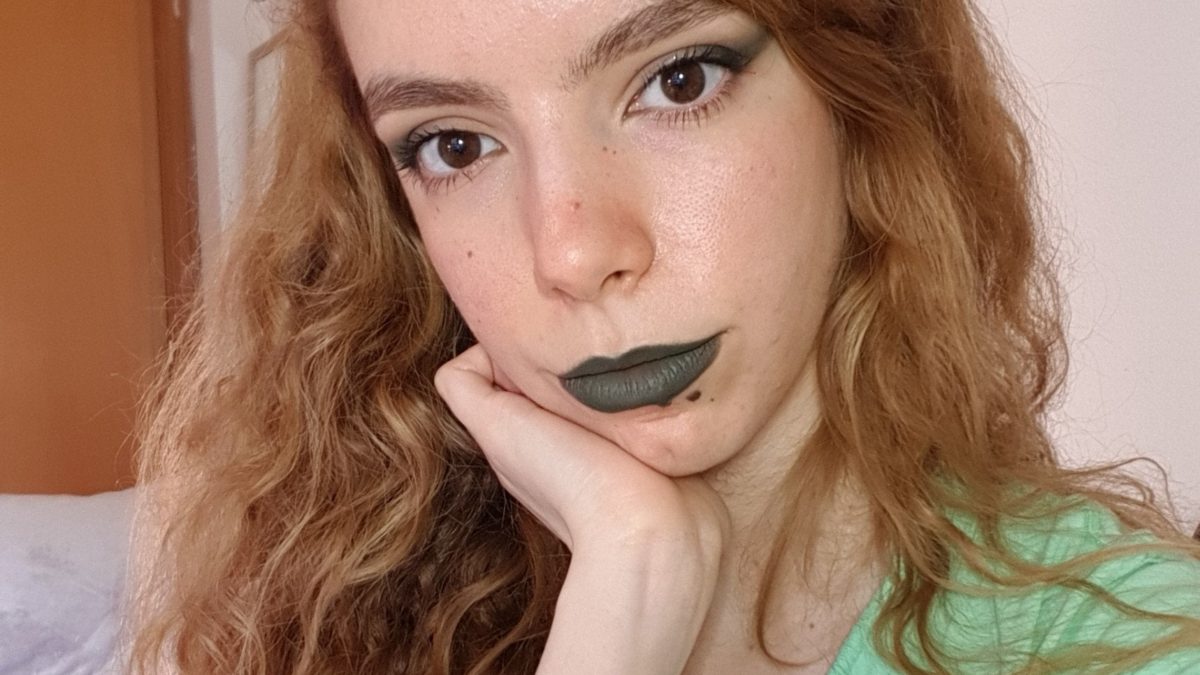 I tried to get out of my comfort zone by making a very green look!