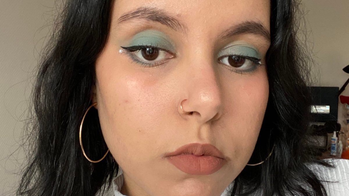 a lightly 90s inspired blue eyeshadow with a gemstone look